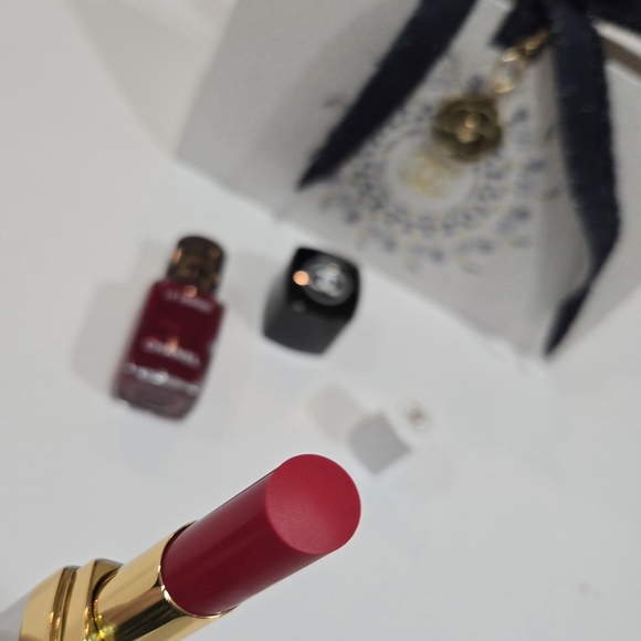 CHANEL MAKEUP BUNDLE:922 PASSION PINK Lip Balm+153 POMPIER  Nail Polish New - Picture 4 of 12